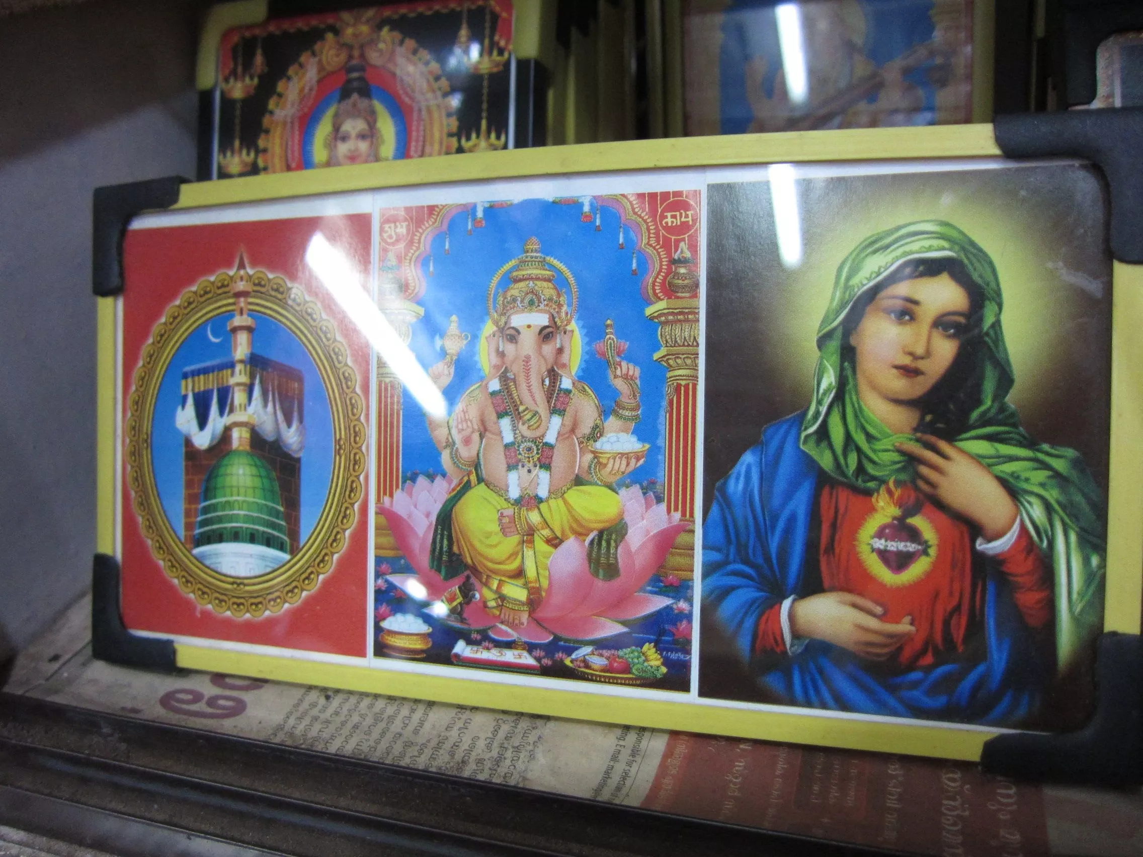 三つの宗教が一つの額縁に飾られているもの