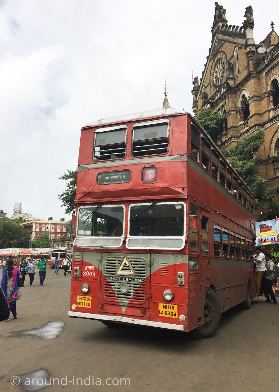 ムンバイの２階建てバスと世界遺産の駅