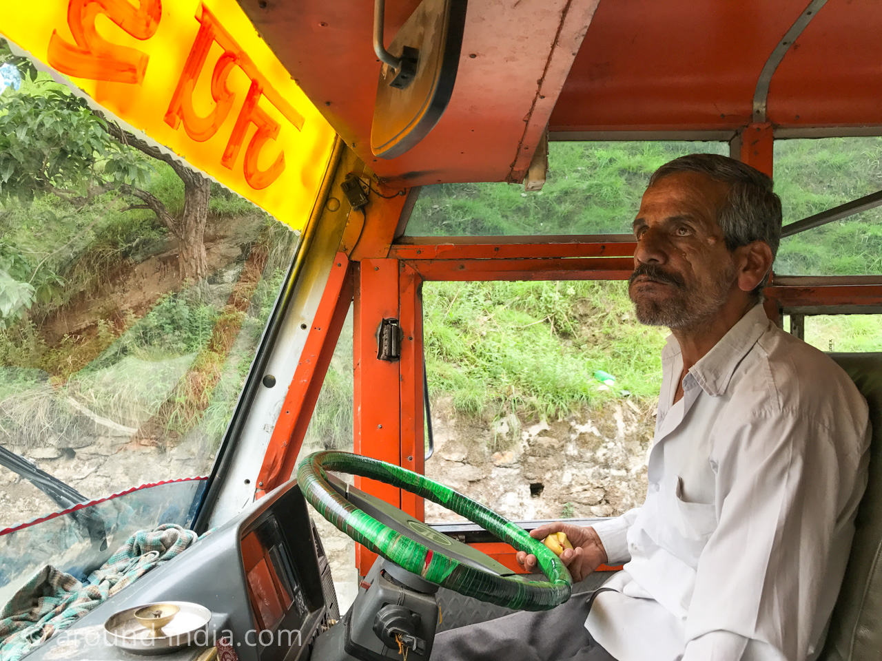 インドのローカルバスりんごを食べる運転手