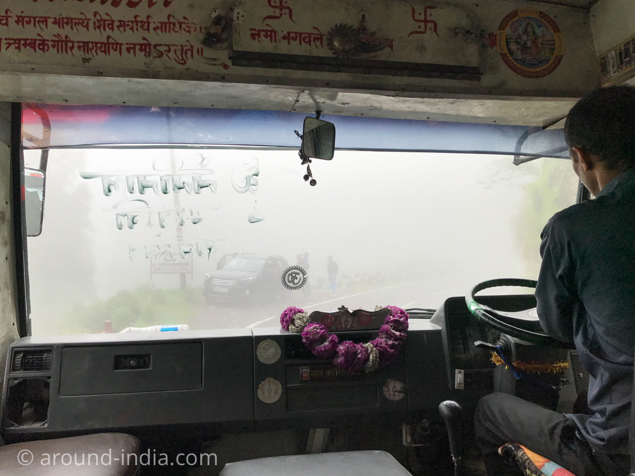 インドのローカルバス　霧で視界が狭くてもグイグイいきます