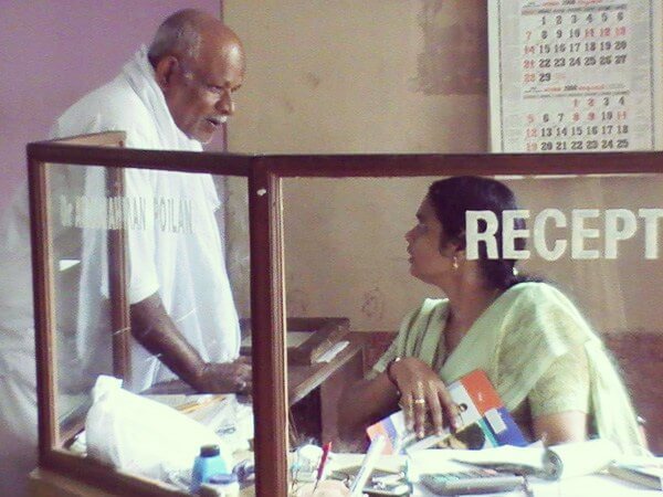 ケーララ（ケララ）州のアーユルヴェーダ病院の受付と患者さん
