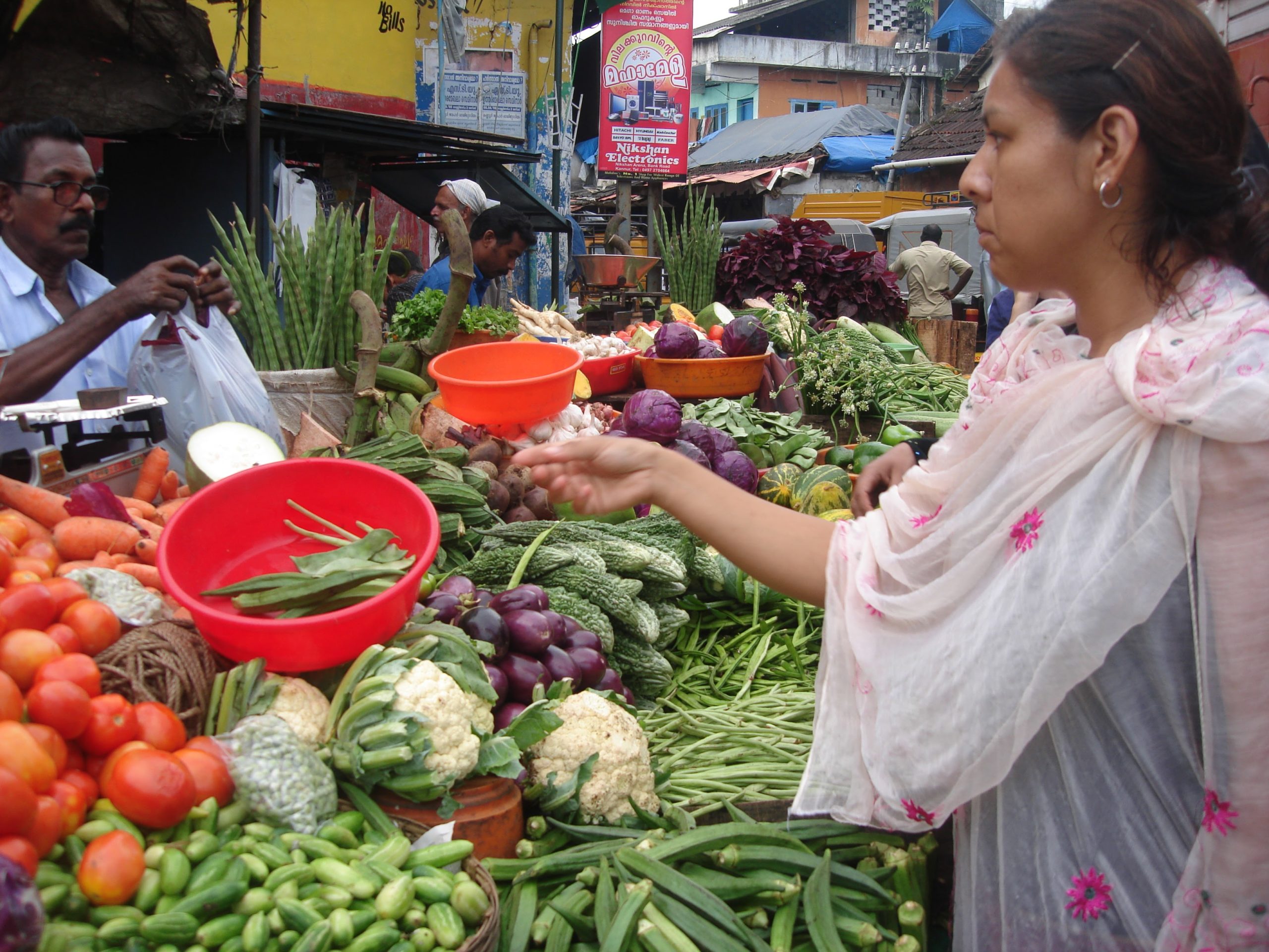 カンヌール（カヌール）の市場。野菜売り