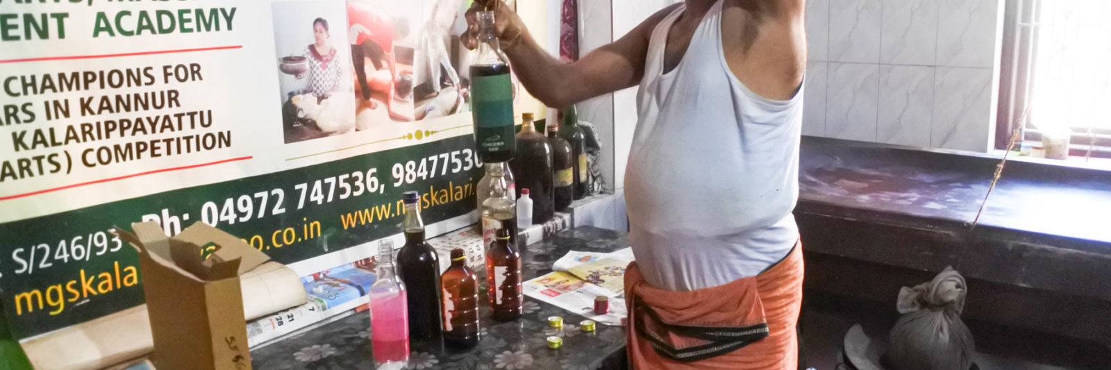 MGS Kalari Dineshan Gurukkal薬用オイルをボトルに詰めているところ