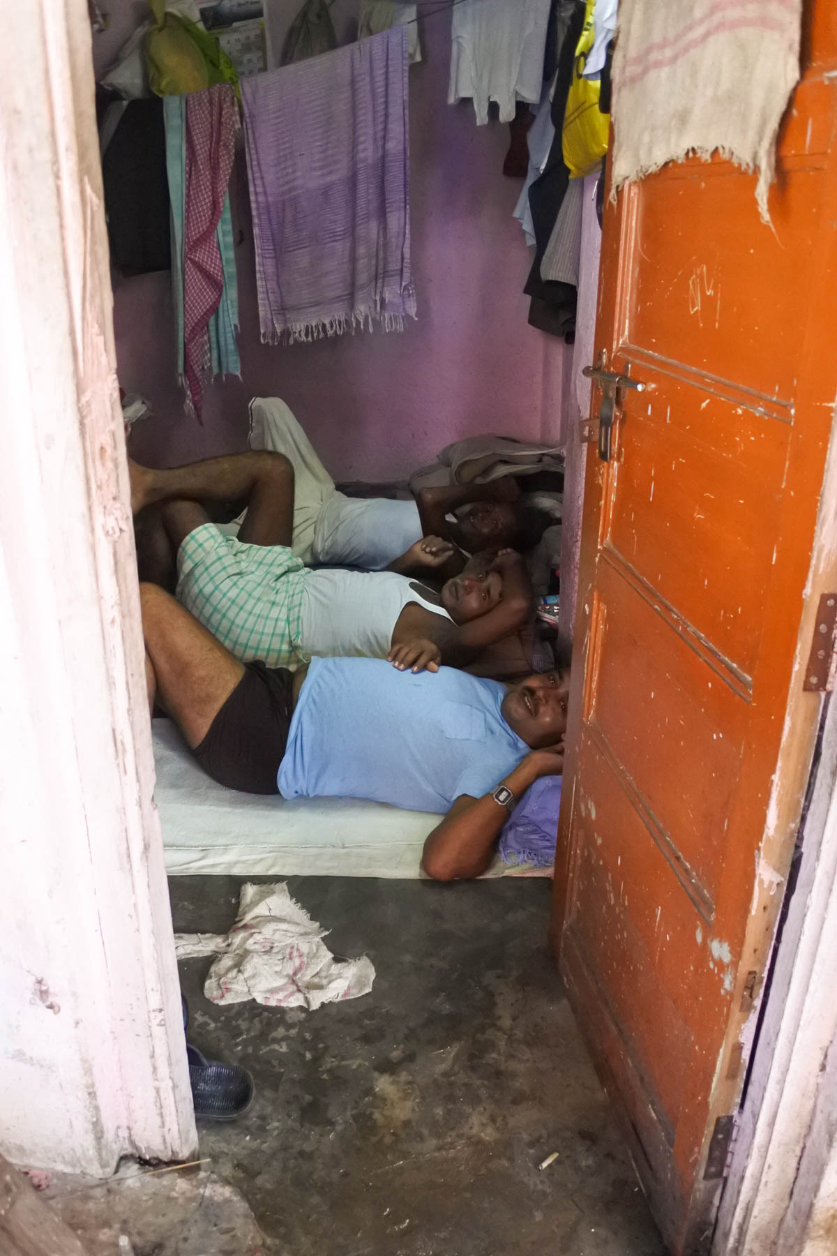 ムンバイ 巨大洗濯工場 ドービーガート　寝ている人たち
