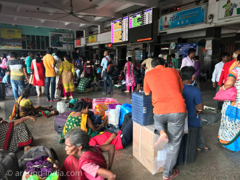 インド・ニューデリー駅で列車を待つ人々