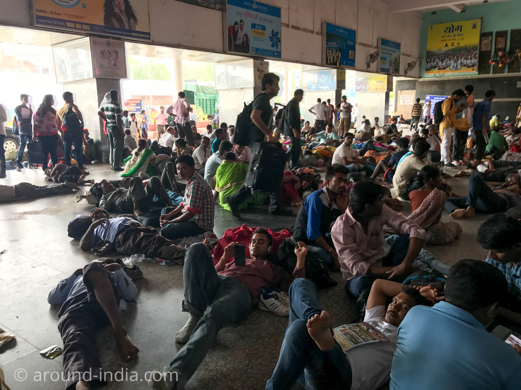 インド・ニューデリー駅で列車を待つ人々