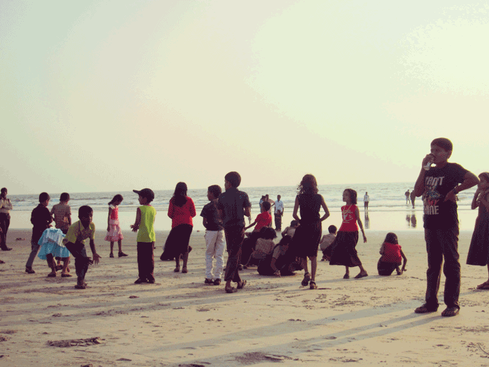 パヤンバランビーチで夕日を眺めるカンヌール（カヌール）の人々