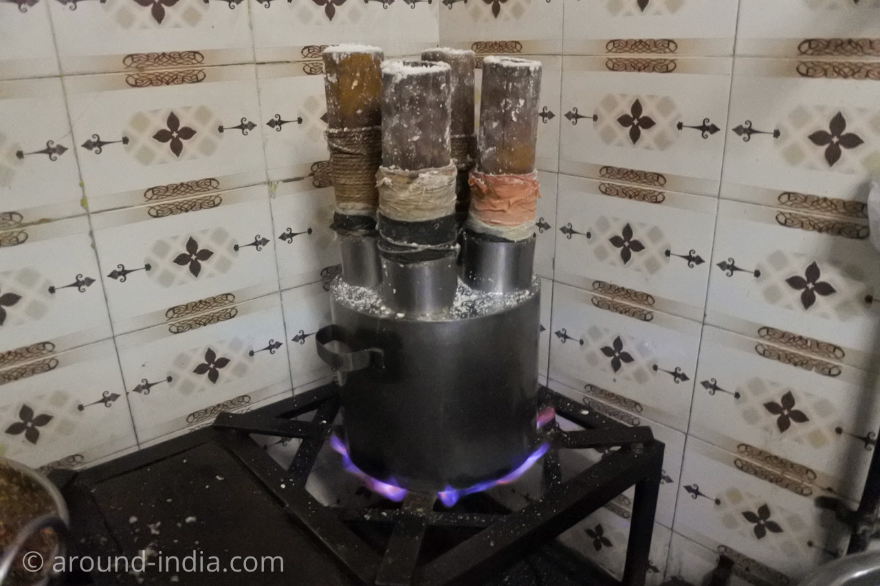 ケララ伝統料理食堂Onakkan Bharatiプットゥーを蒸しているところ