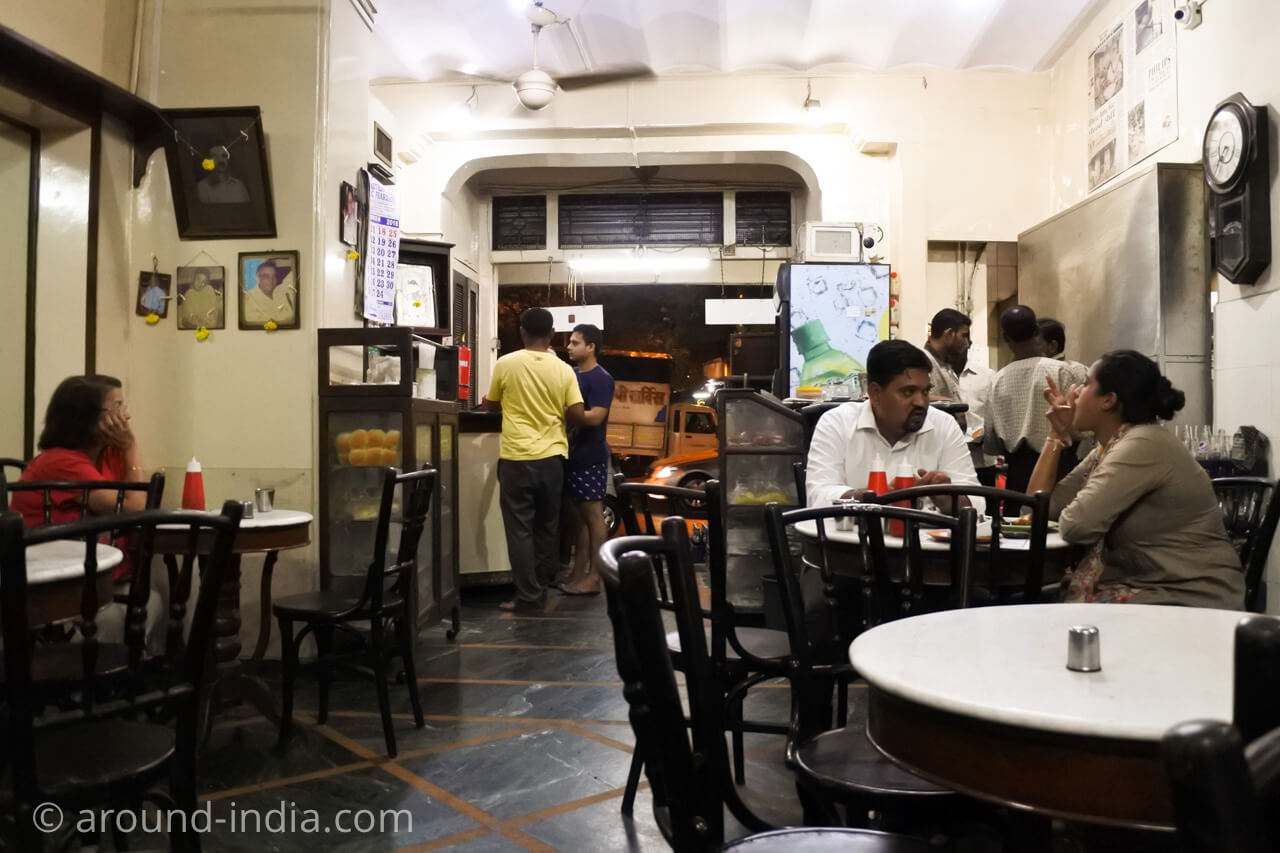 ムンバイのイラニカフェ　サッサニアンの店内
