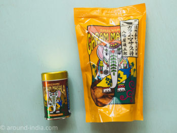 八幡屋礒五郎の七味ガラム・マサラ　缶入りと柿の種スナック